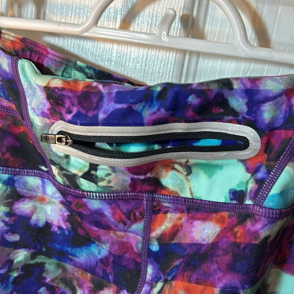 Size large Athleta Floral fade sonar capri activewear leggings style 438849 - Picture 7 of 8